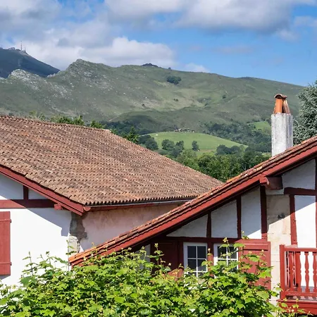 Logis Baratxartea Hotel