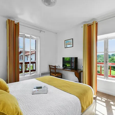 Hotel Logis Baratxartea 2*