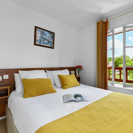 Hotel Logis Baratxartea