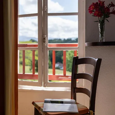 Logis Baratxartea Hotel