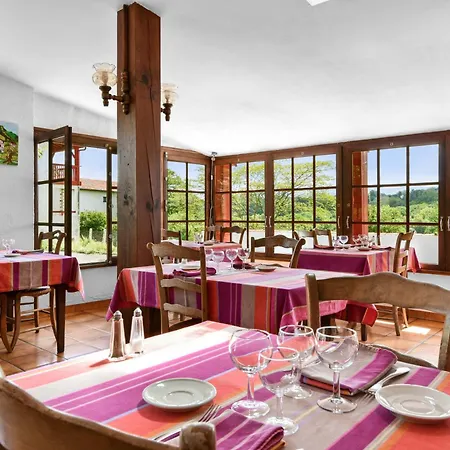 Logis Baratxartea Hotel