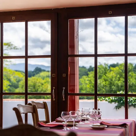 Hotel Logis Baratxartea