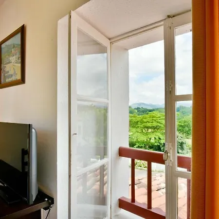 ホテル Logis Baratxartea