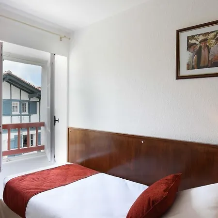 Logis Baratxartea Hotel 2*