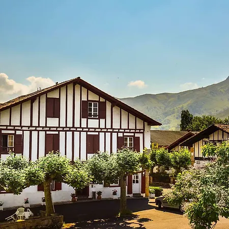 Logis Baratxartea Hotel