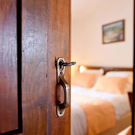 Hotel Logis Baratxartea Sare