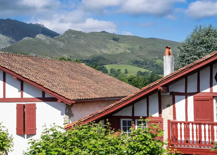 Logis Baratxartea Hotel