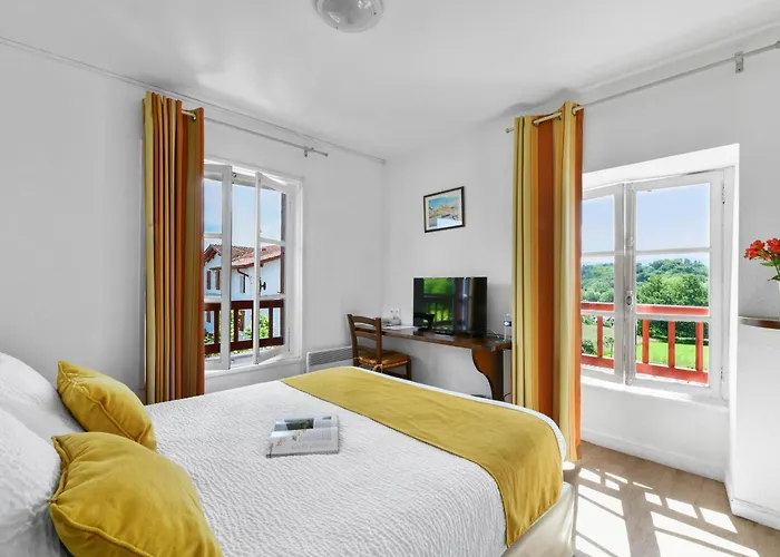 Hotel Logis Baratxartea 2*