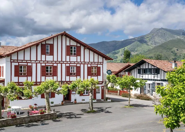 Logis Baratxartea Hotel