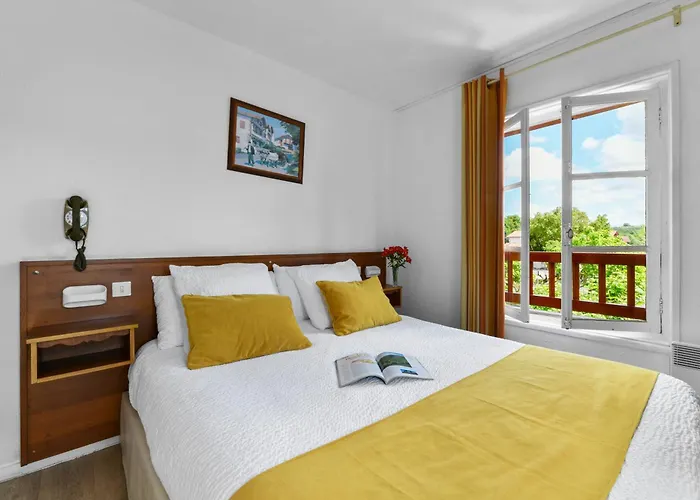 Hotel Logis Baratxartea