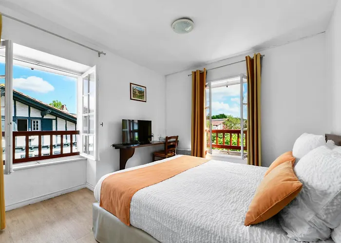 Logis Baratxartea Hotel Sare