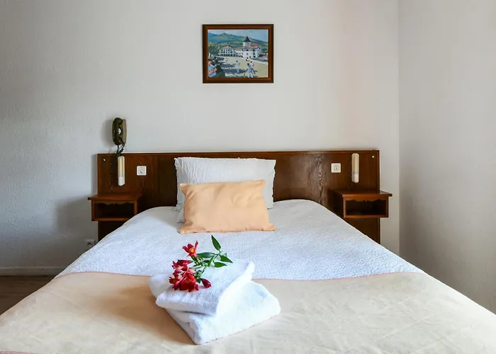 Hotel Logis Baratxartea Sare