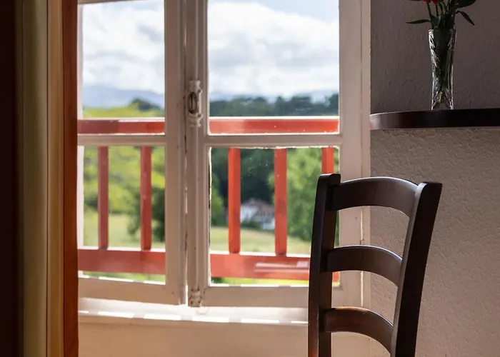 Logis Baratxartea Hotel