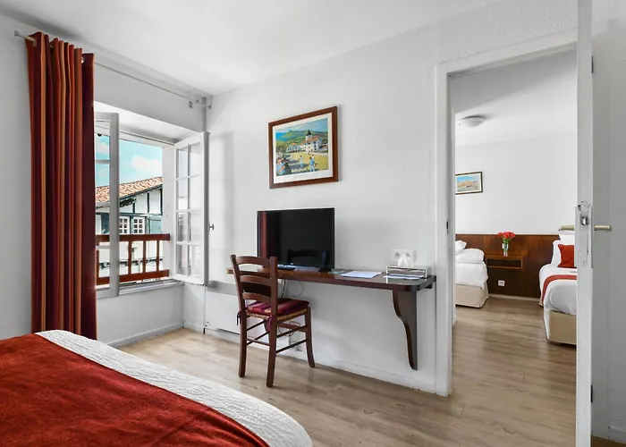 Logis Baratxartea Hotel 2*