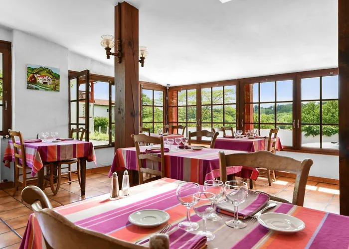 Logis Baratxartea Hotel