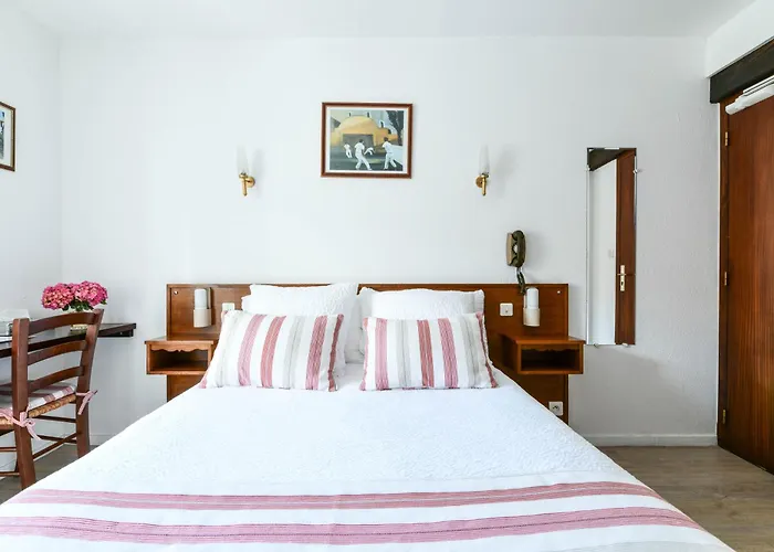 Hotel Logis Baratxartea Sare