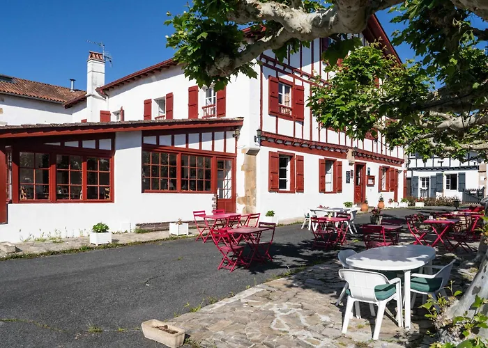 Logis Baratxartea Hotel