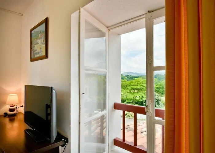 Hotel Logis Baratxartea