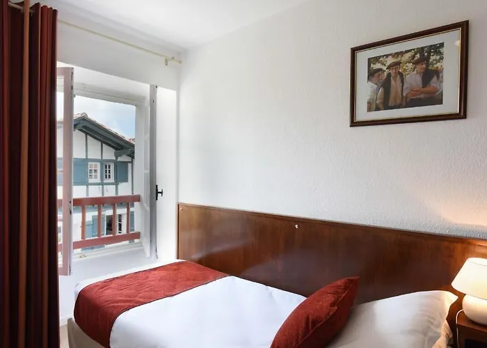 Logis Baratxartea Hotel 2*